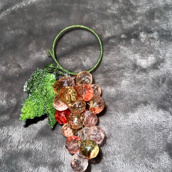 Vintage Acrylic Lucite Grapes Cluster Peach Faceted Napkin Rings Sugared Leaves - Picture 7 of 7